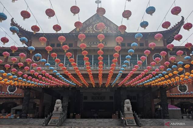N Sumatra monastery prepares 1,500 lanterns for Lunar New Year