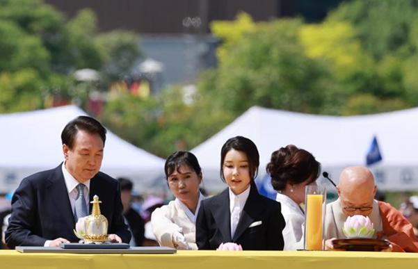 President Yoon Suk Yeol and first lady Kim Keon Hee, center, attend a Buddhist ceremony marking the return of the 14th-century Buddhist relics from the U.S. to Korea held in Yangju, Gyeonggi Province, May 19. Yonhap