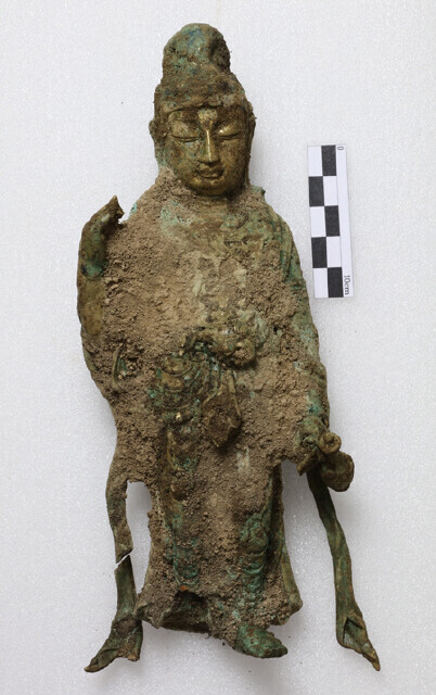 The sculpture after it was unearthed from the Seollim Temple Site in 2015. The gilt-bronze is rusty green and the statue is caked with dirt. (Roh Hyung-suk/Hankyoreh)